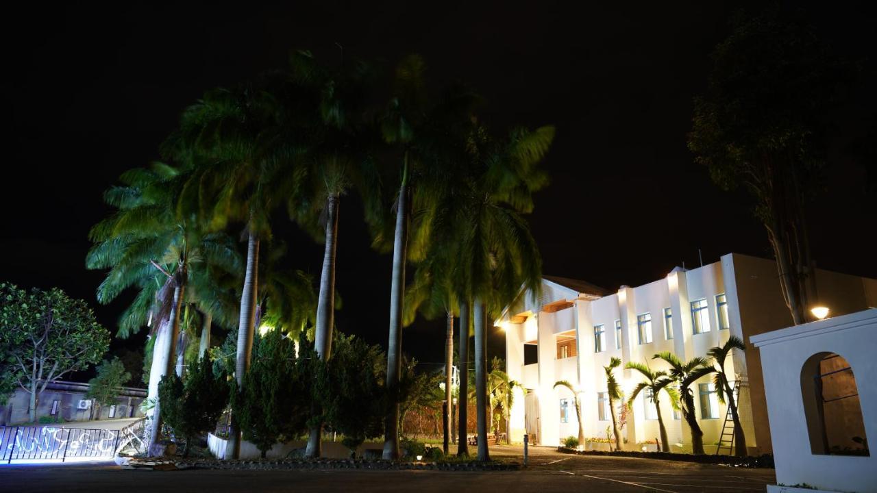 Super White Hotel Taitung Exterior photo