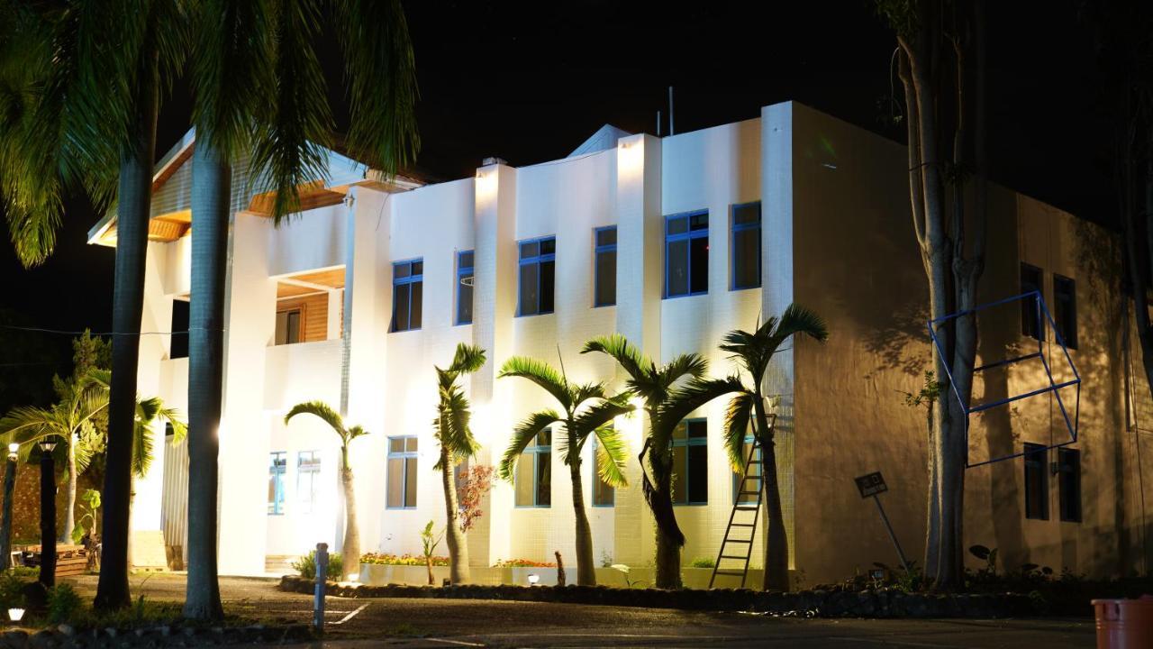 Super White Hotel Taitung Exterior photo